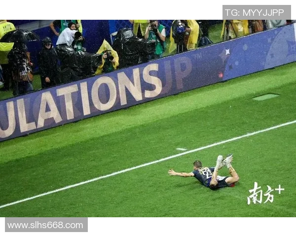 当昔日绿茵巨星重返母队再续前缘点燃球迷激情与荣耀记忆 当昔日绿茵巨星重返母队再续前缘点燃球迷激情与荣耀记忆